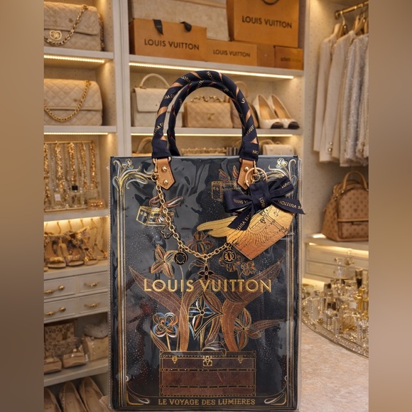 Louis Vuitton Handbags - 🌲Louis Vuitton Holiday Gift bag Tote🌲
